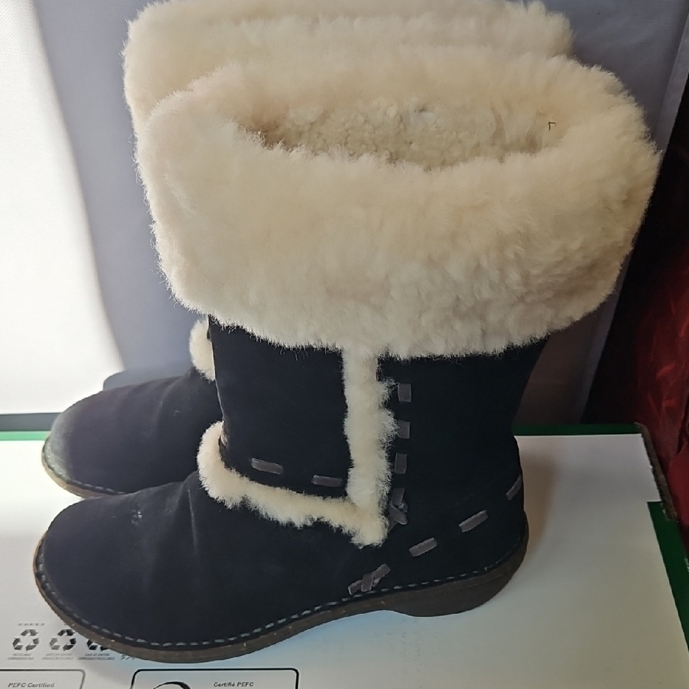 FLASH SALE:UGG Black and Cream Shearling Winter Boots - Picture 3 of 6